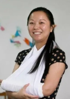 2011年，杭州一名女子在街头奋力接住了从10楼坠下的女童，事后获得了30万元的