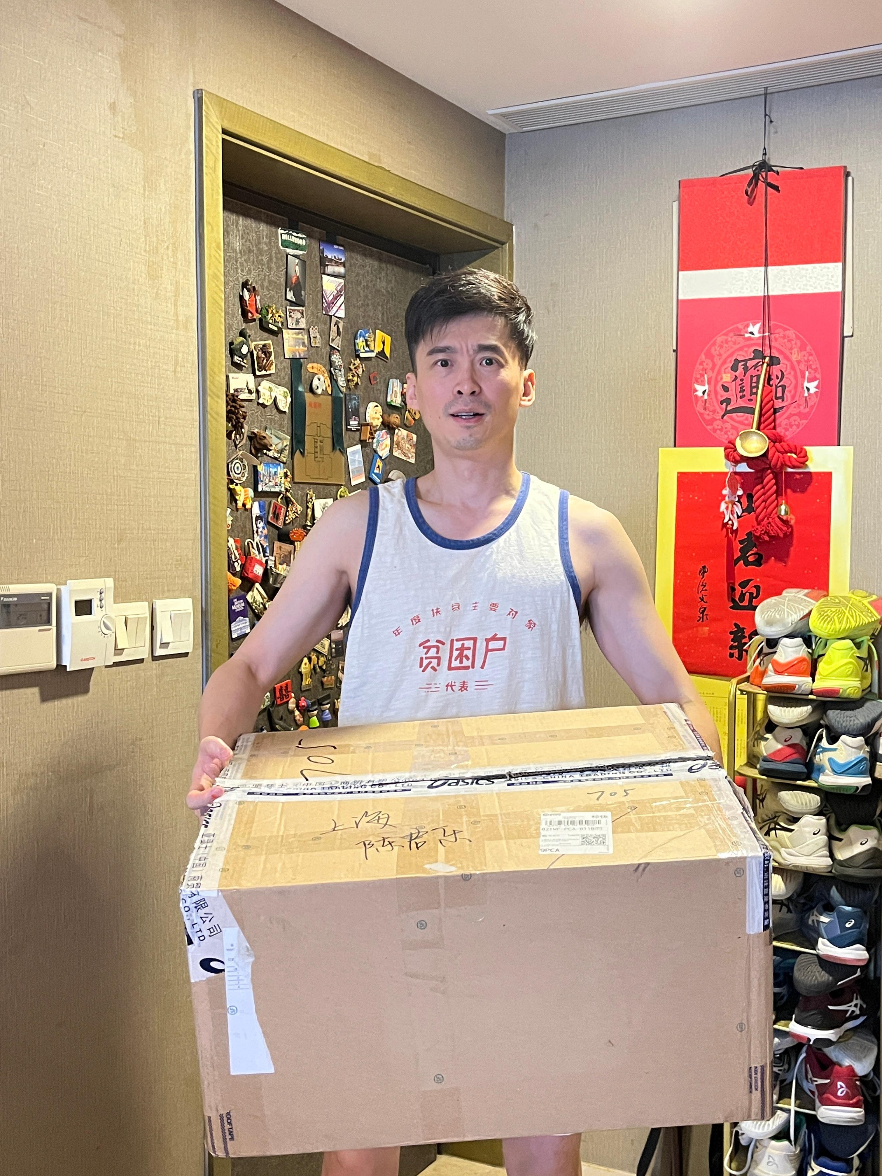 完了完了，昨天那堆碟片还没收拾完，我那两位喜欢论箱发货的金主爸爸，A家和B家，又