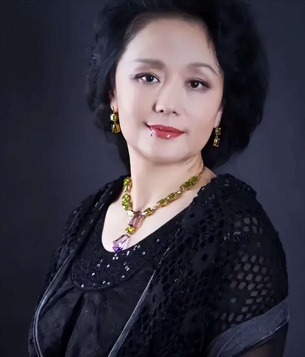 1979年，饰演潘金莲的演员廖学秋去外面拍戏，和老公分别了六个月，她归心似箭，往