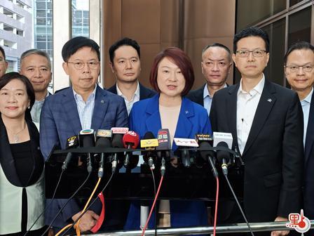 回归后头一回！香港越来越会干了！7月19日，89名香港立法会议员登上航班前往北