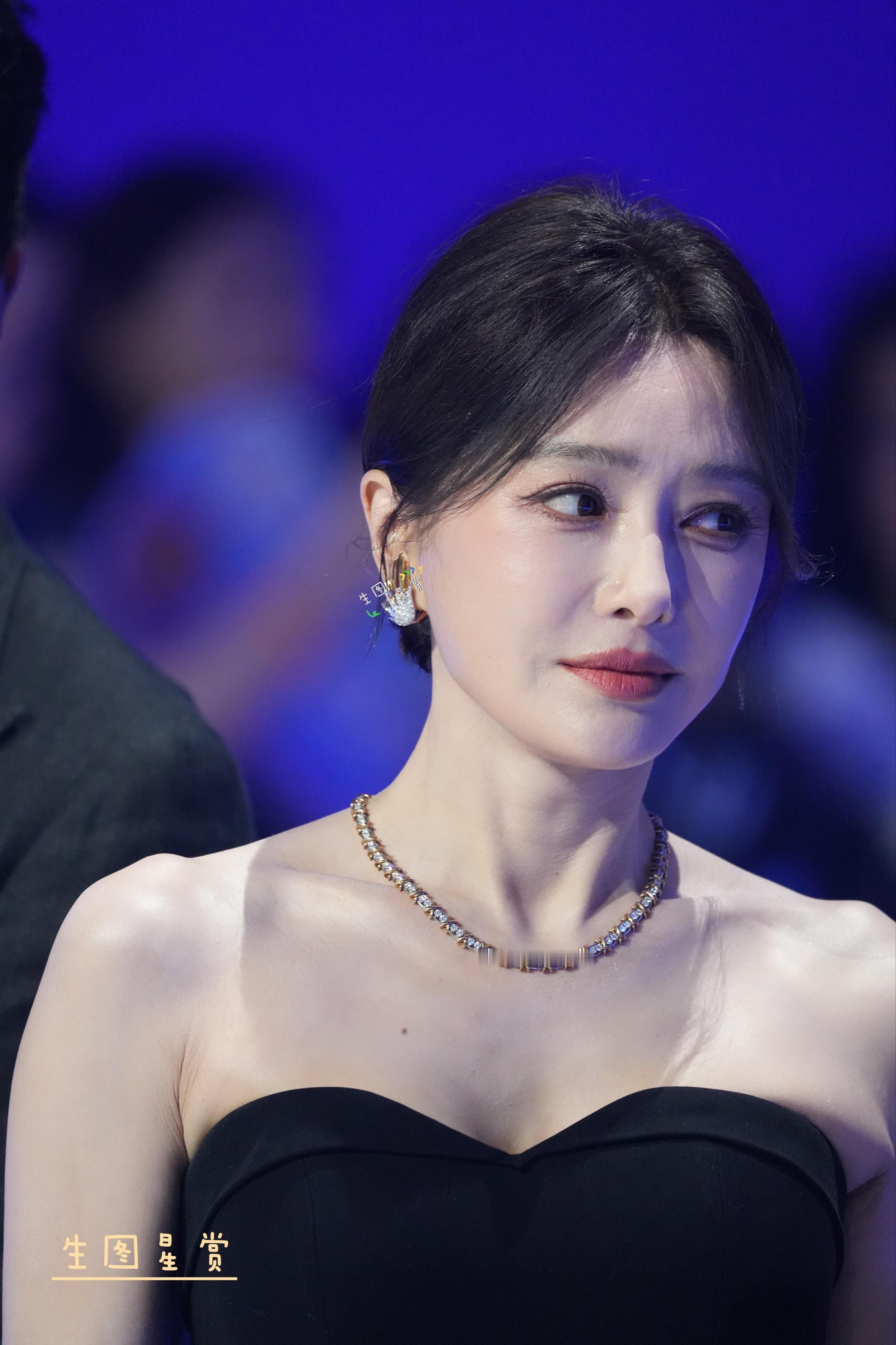 尖叫之夜女明星红毯生图：秦岚佟丽娅董璇马苏孙千何瑞贤2025爱奇艺尖