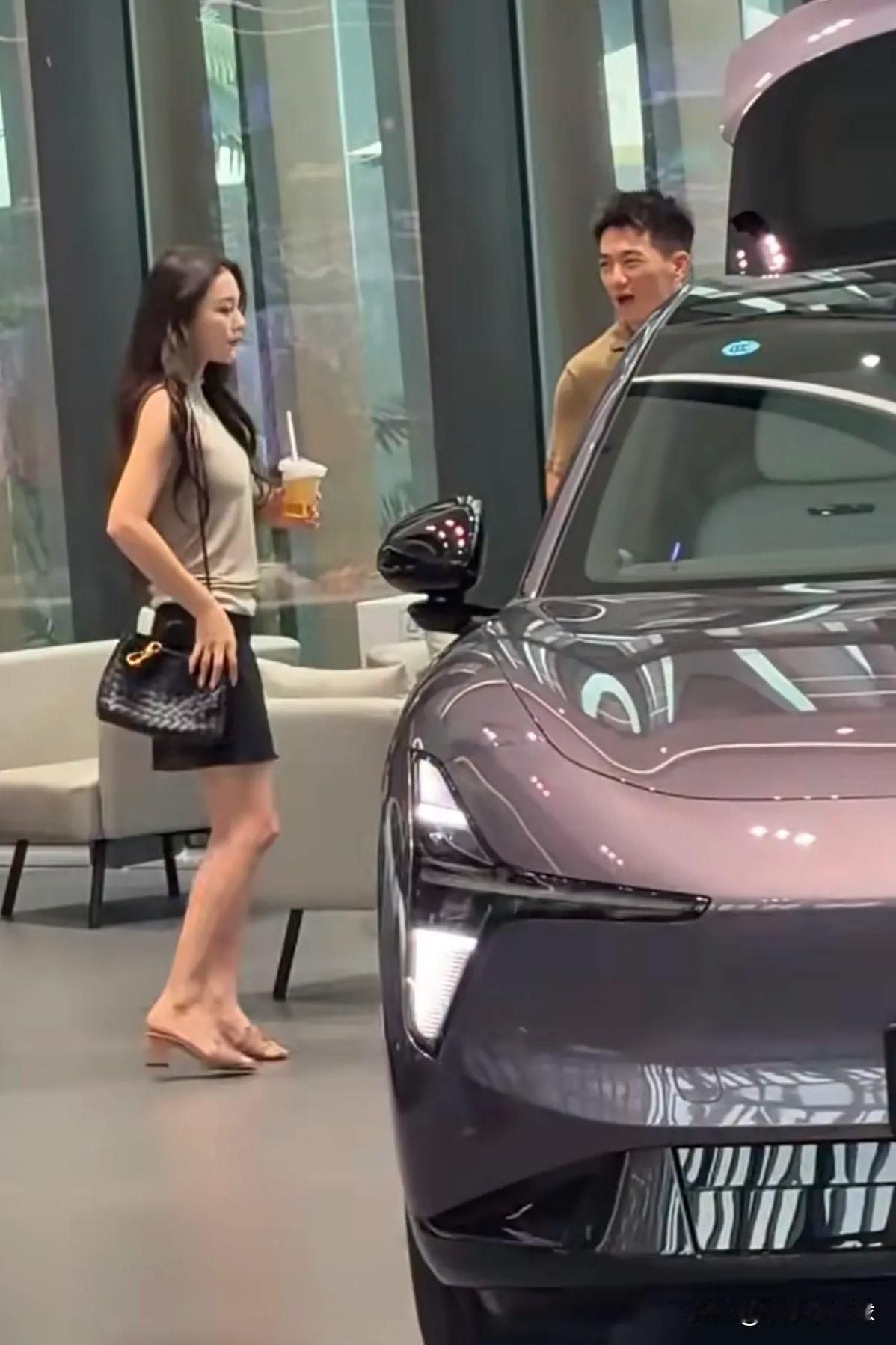 9月4日，有网友在4S店偶遇张馨予与何捷，两人一起挑车，目标并非豪华车型，而是一