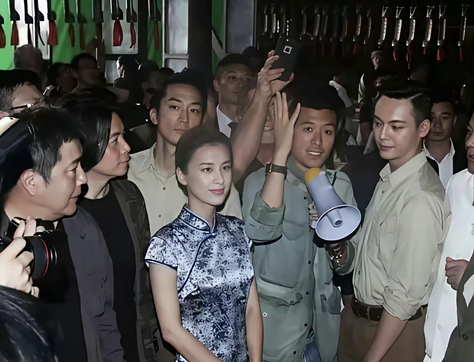 杨子就是不舍得离婚，看到这张照片我明白了​​​黄圣依这气质这状态太好了