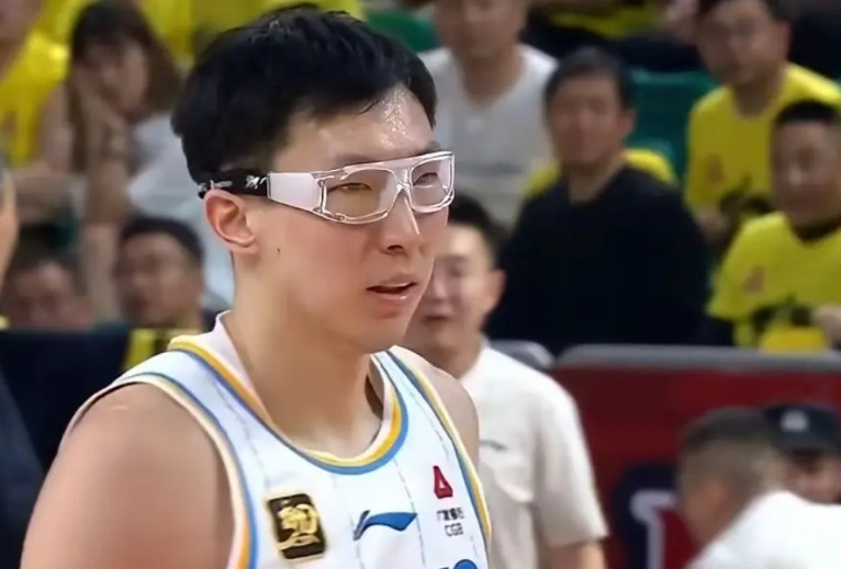讲一句客观的话！周琦还是那个CBA的bug，任何人替代不了！他还是国内第一中锋！