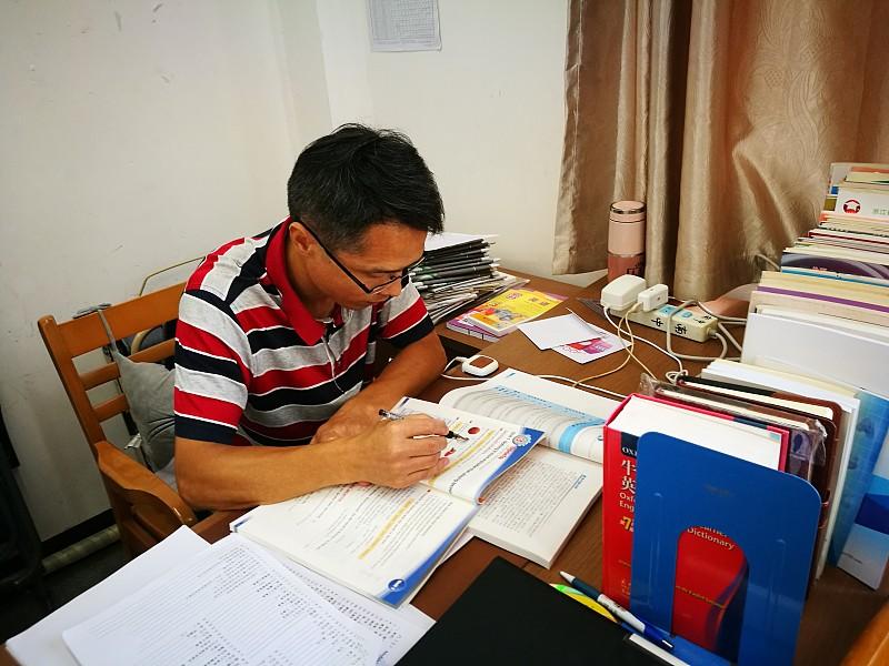 评完中级就不想动了：不是懒，是算明白账了说实话，我是评完中级那年彻底清醒的。