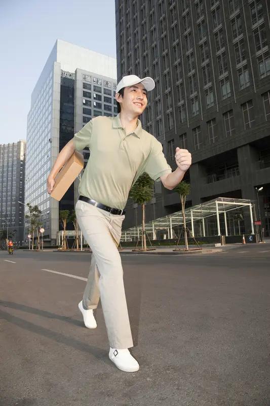 这快递员的操作真是让人惊掉下巴！傍晚他火急火燎报警说丢了包裹，求警察调监控找。谁