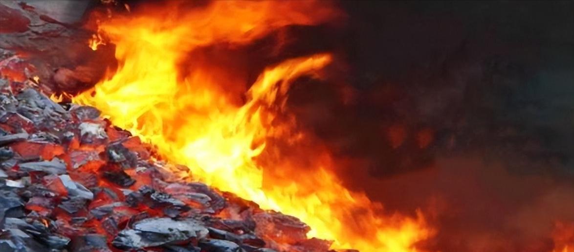 一年损失10多亿！贺兰山煤层燃烧300年，直到今天还在燃烧，煤炭的损失不计其数，