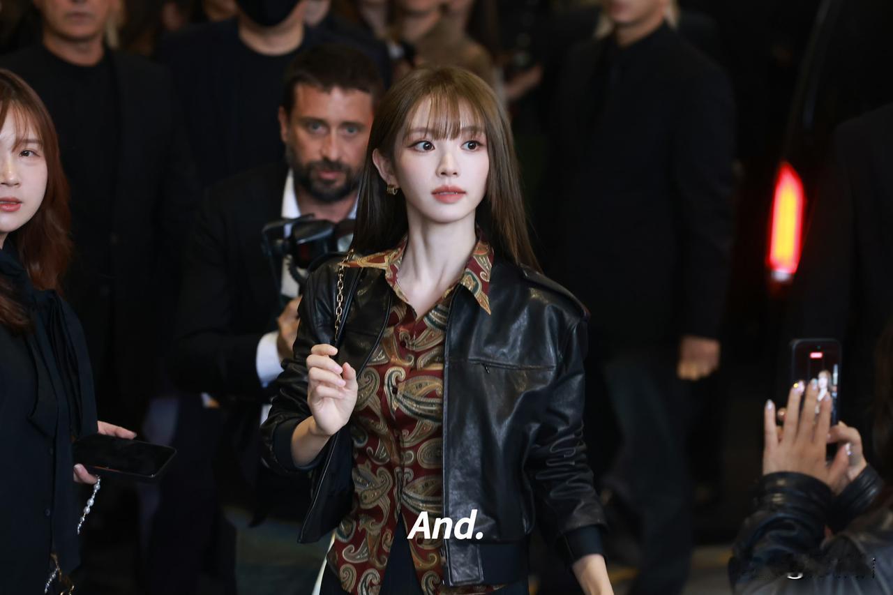 果然人还是得红，同样是看秀，田曦薇热度上来后，不用再靠穿着性感来博眼球了。说起