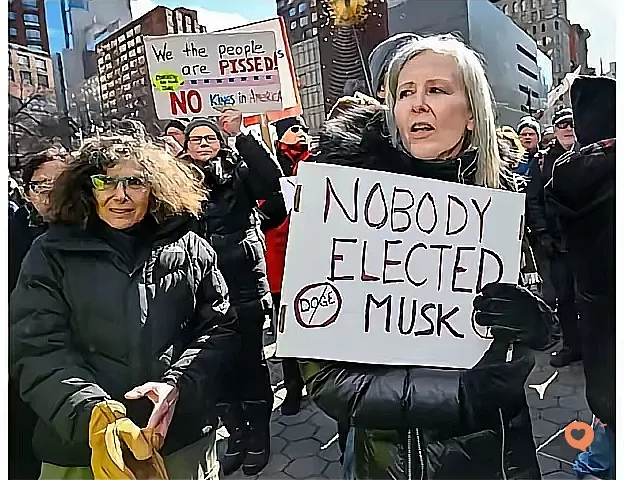 我的天！纽约街头炸锅了！成千上万人涌上街头，高喊着“我们要总统，而非国王！”这
