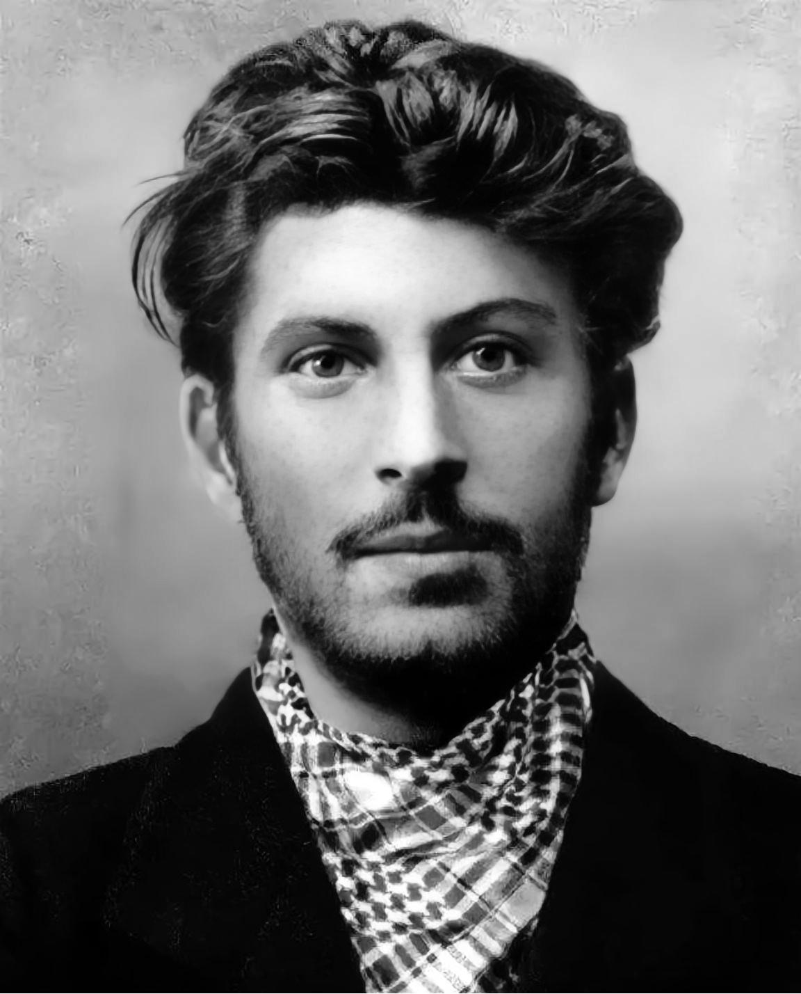 年轻时的斯大林，身高只有1米65，却是高加索的悍匪。尽管如此，他英俊潇洒，体魄健