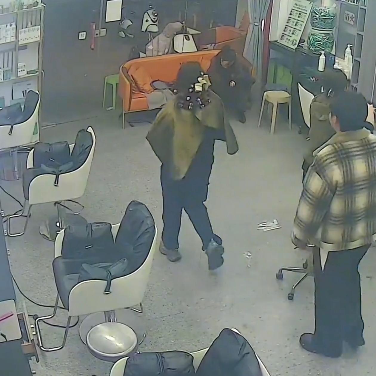 河南一女子在理发店烫头发烫了4个小时，眼看就要定型了，她说屋里太闷要出去透透气，