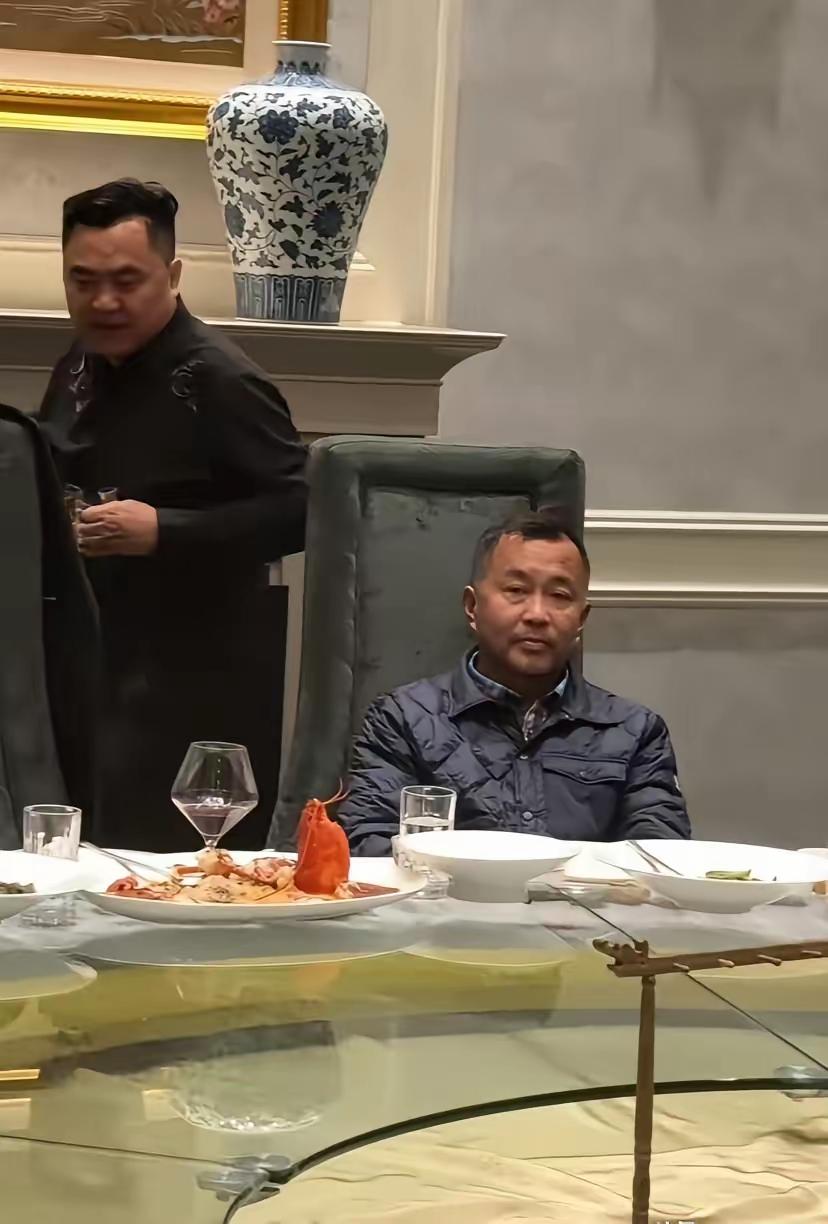 社会不会毒打年轻人，是毒打年轻穷人。富人小时候生下来就是嘴里含金的，那么他的