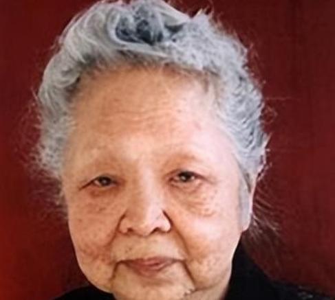 1957年，美国海关私吞了中国女人行李箱里面的6800美金，她却开心地笑了，殊不