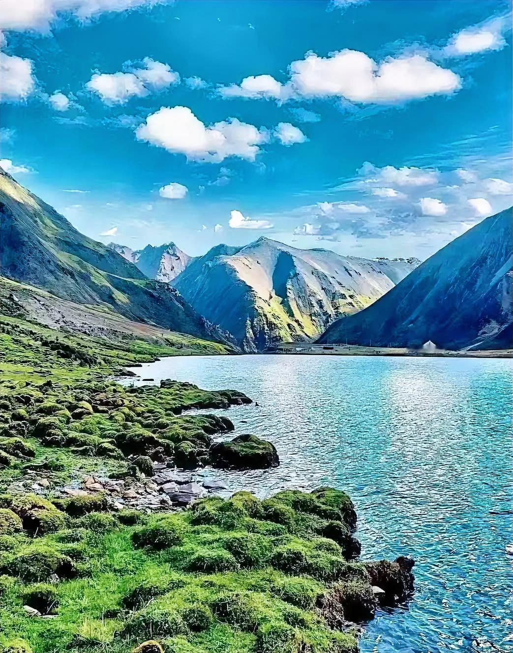 高山湖泊，碧水蓝天，大自然的鬼斧神工！