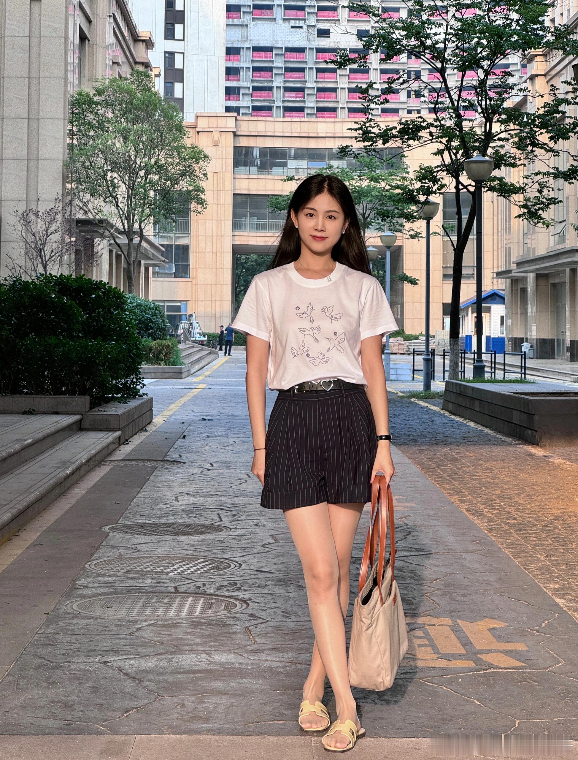 夏日清凉，温柔气质，丝袜凉拖，大学老师日常穿搭～​​​
