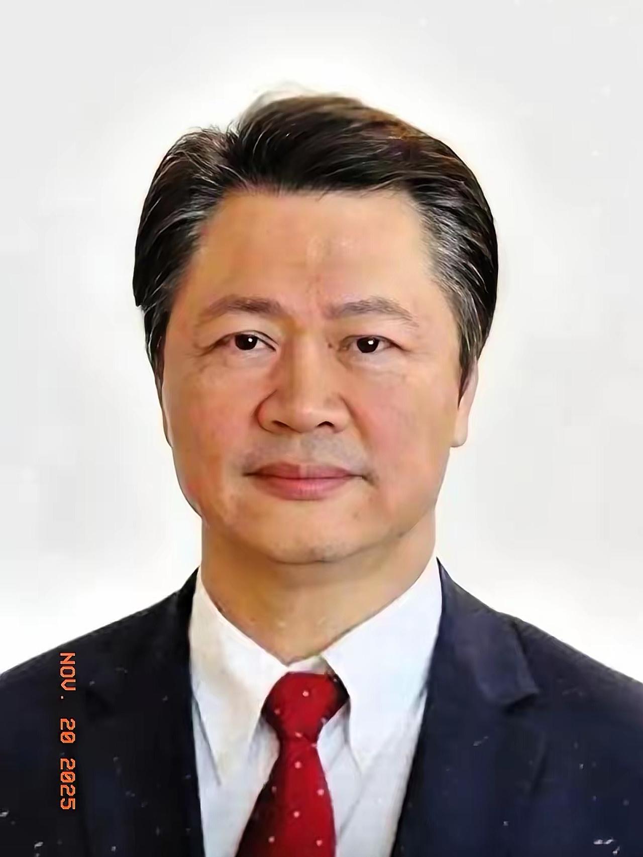 不让统派孤单！赖岳谦获聘大陆高校，这枚校徽比什么都金贵不让统派流血又流泪！