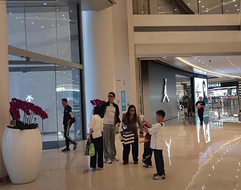 李小萌并没有想象中那么幸福，一家四口逛街她拽着小儿子、还要管老大，王雷像个甩手掌