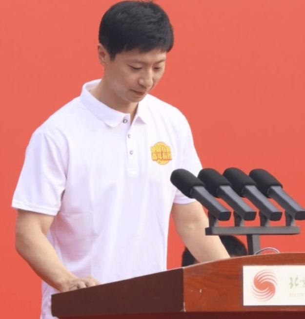 9月17日北体大开学典礼现场，马龙现身，新身份惊呆全场！谁能想到，拿遍世界