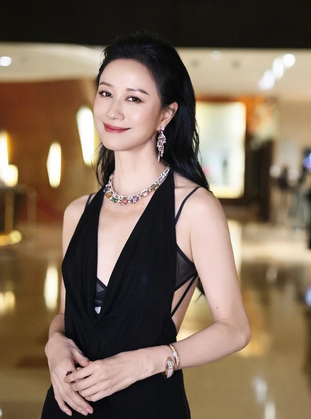 倪虹洁湿发大背头极简的剪裁在她身上都更显韵味十足[爱心]光影勾勒出性感的背部