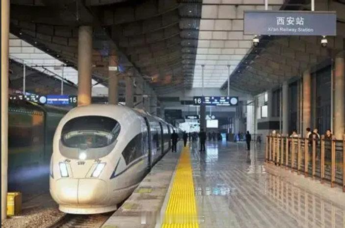 【西安铁路局加开多趟开学返程列车】暑运返程期间西安加开多趟列车 连日来，随着省内