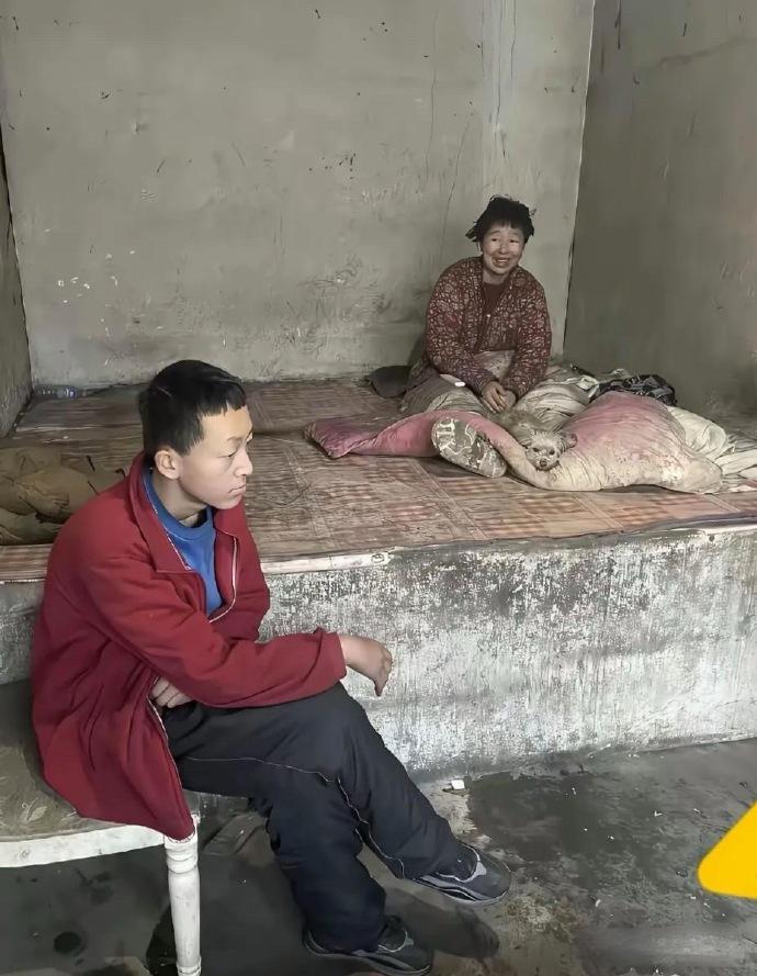 这个孩子很可怜，爸爸外出打工，留下他和妈妈在家，妈妈的精神分裂症很严重，目前有很