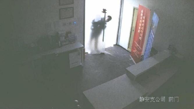 上海icon，一名男子冯某深夜潜入一家单位的办公室，十分钟之内便偷走保险柜内的3