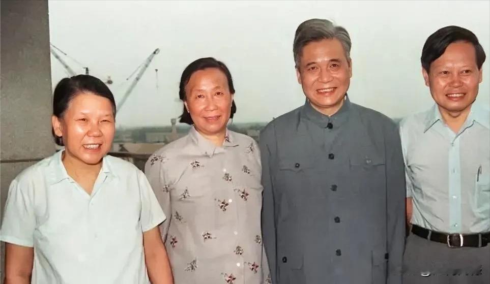 杨振宁和邓稼先的这张合影，见证了他们非同寻常的友谊，他们二位都是科学大咖，志同道