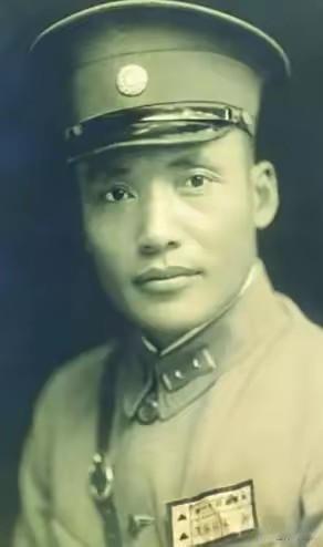 1935年夏天，国民党第41师中将师长张振汉在忠堡战役里被红军活捉。当时他脑袋中