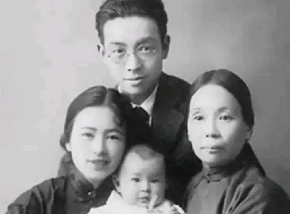 1903年，30岁梁启超和17岁王桂荃行房。次日梁启超却说：“我提倡一夫一妻制，