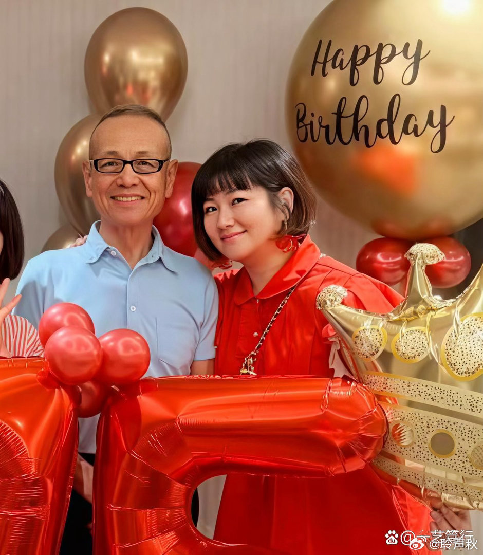 Selina任家萱为父亲庆祝75岁生日，一家四口同框​​​