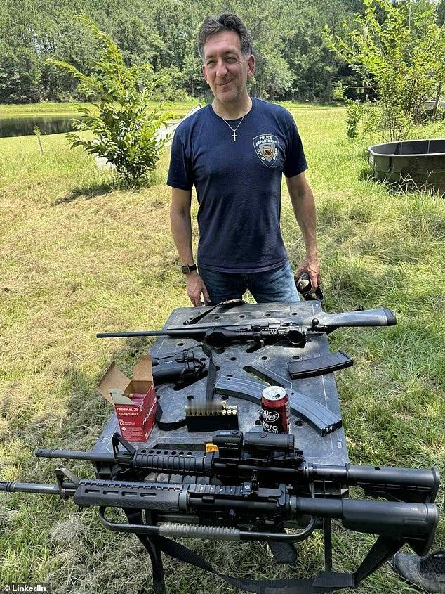 🇬🇧🇺🇸英国男子因在佛罗里达州发布持枪照片被捕英国IT顾问约翰·布斯