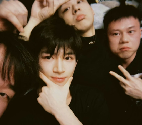 在四川庆生，几杯酒下肚，彻底放飞了自我。凌晨发了条唱歌的视频，配文还特意强调“没