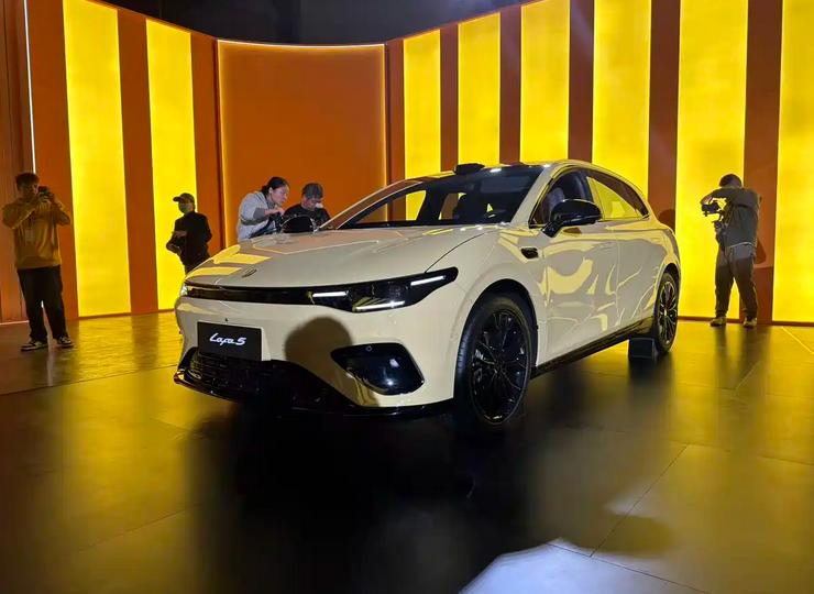 11月7日，零跑Lafa5开启预售，新车共推出5个车型版本，预售价区间为10.5