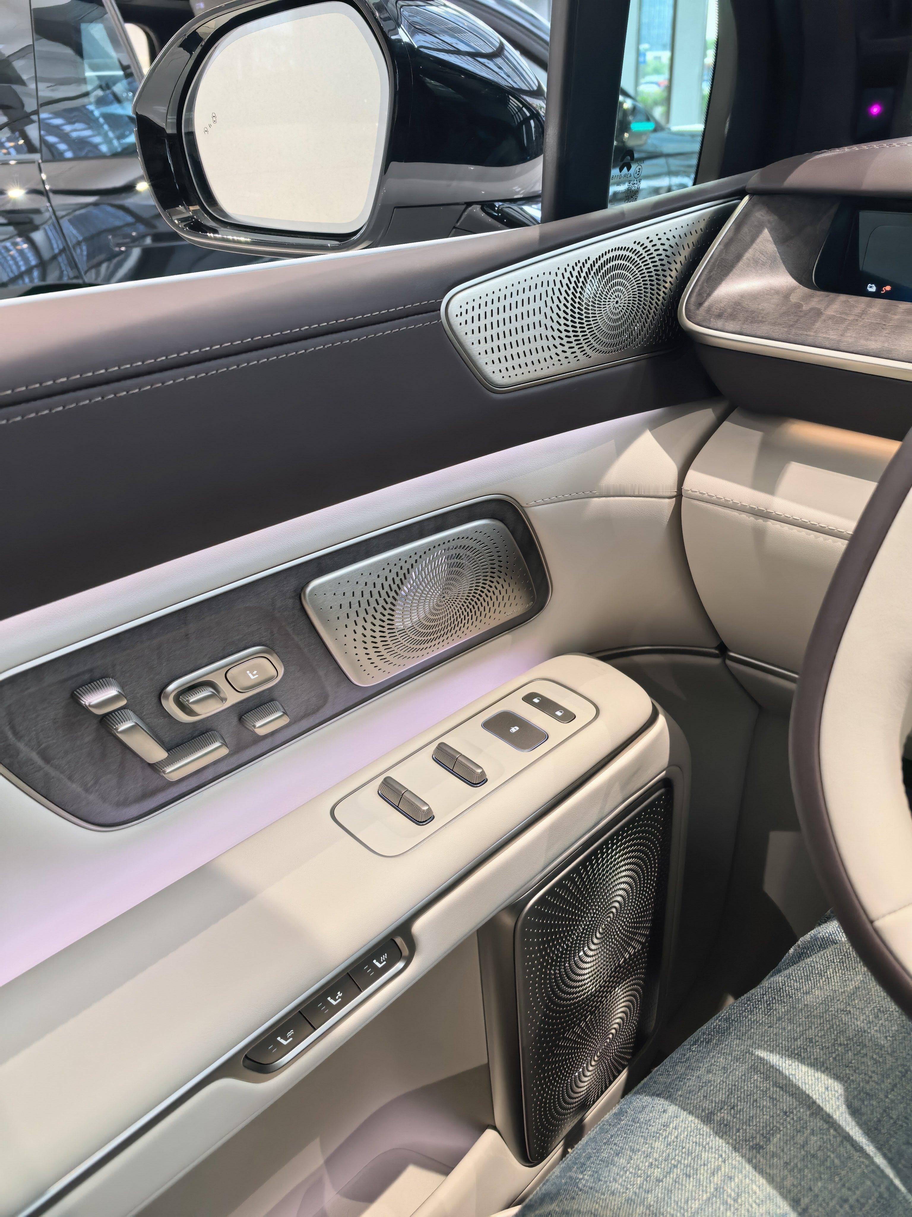 来看了看蔚来ES9，内饰是挺豪华的。不过感觉风格和尊界有点重复，打算再等等理想和