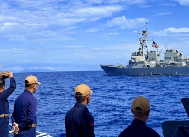 美澳新菲军演威慑中国，没想到现场来的中国军舰更多，菲律宾指挥官哭笑不得！南海