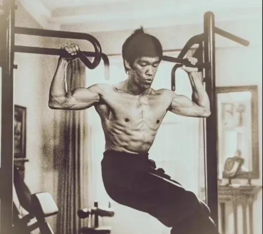 这是李小龙真实生活中锻炼的照片，在那个年代我们都没有健身的概念，也不知健身是什