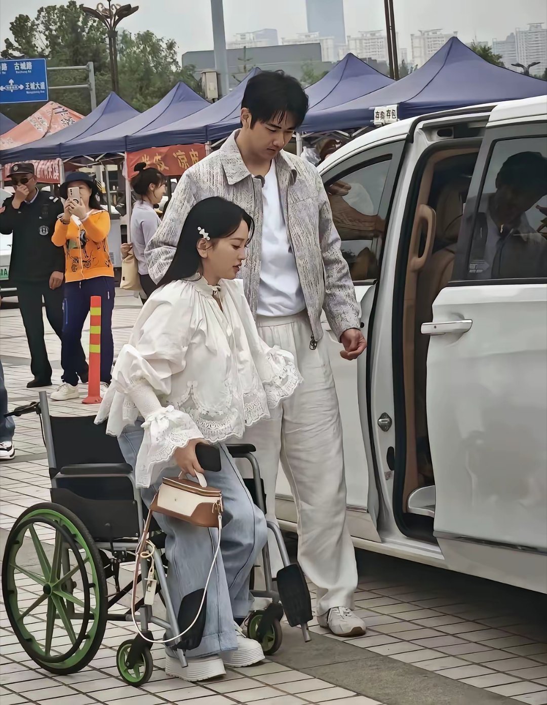 出来玩至于坐轮椅吗？一个愿打一个愿挨现在的女明星真的是矫情啊如果没这个体力，就在