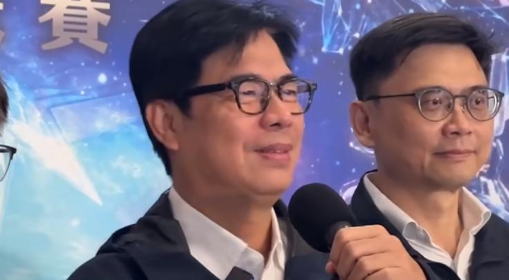 高雄市长陈其迈今（31）日到议会进行任内最后一次市政报告，民进党党团送上应援手灯
