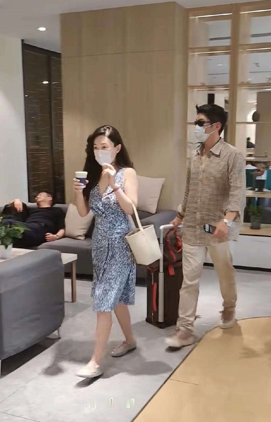 又被霍思燕美一大跳，偶遇杜江霍思燕两口子出门度假，杜江负责提包拎箱子，跟在霍思燕
