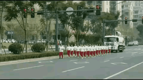 洒水车司机是个直性子，就是不走弯道。