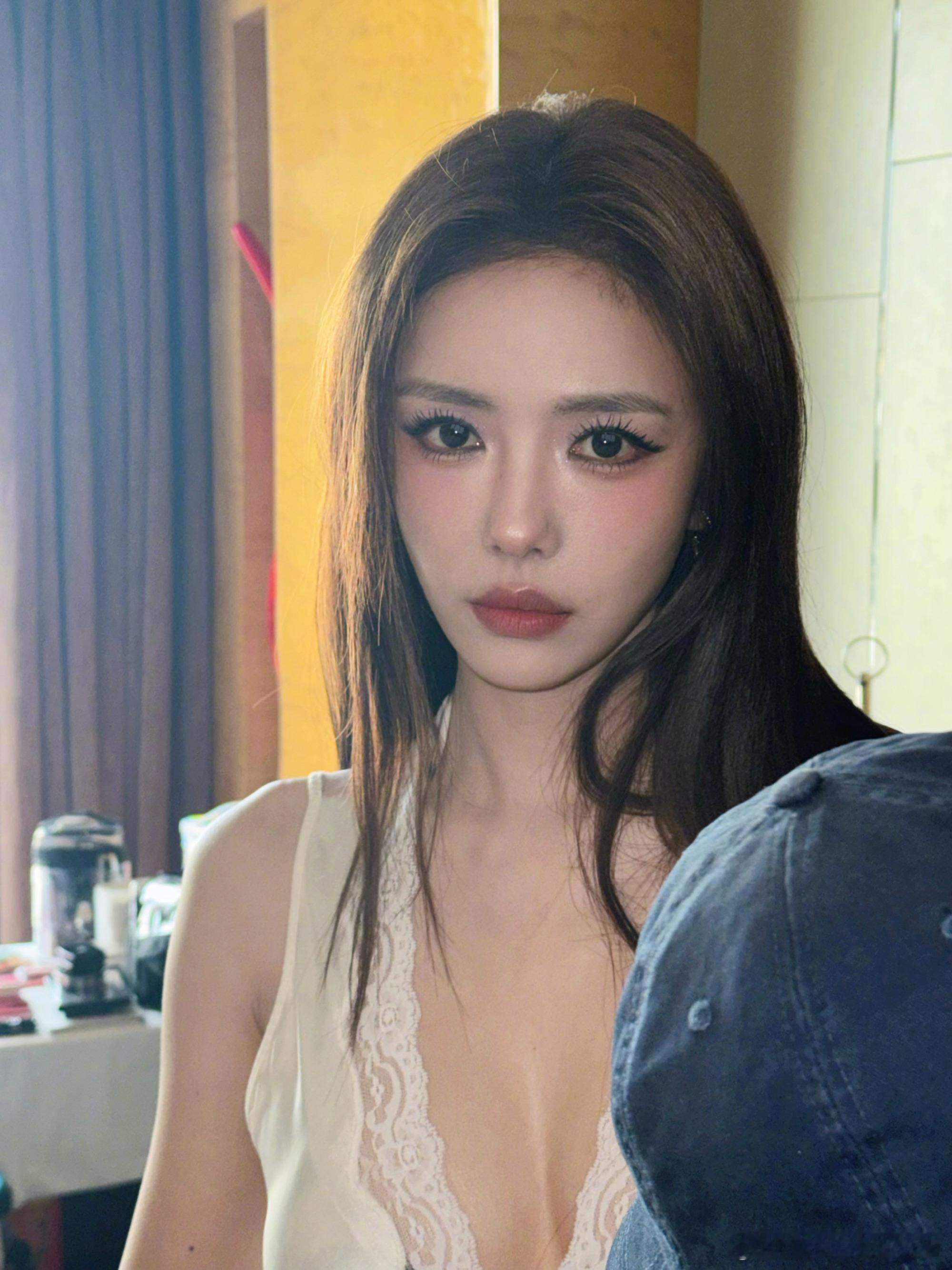 蔡文静蕾丝深V蔡文静的时尚表现力真的很强啊，尤其是看到一袭蕾丝深V完全将我姐的好