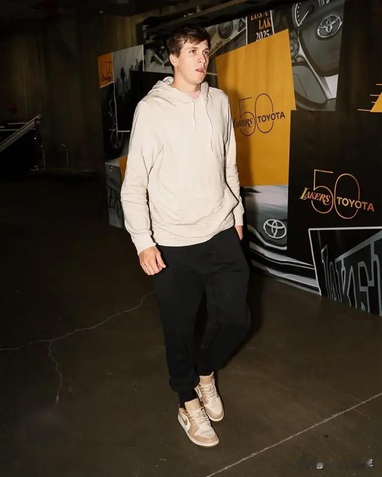 下面是一条关于湖人三当家里弗斯的坏消息！今天湖人官方宣布，里弗斯遭遇左小腿轻微拉