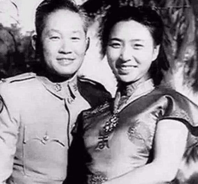 1951年，孙立人脱了衣服上床睡觉，习惯性地搂住老婆，却发现手感不对劲，他一怔，