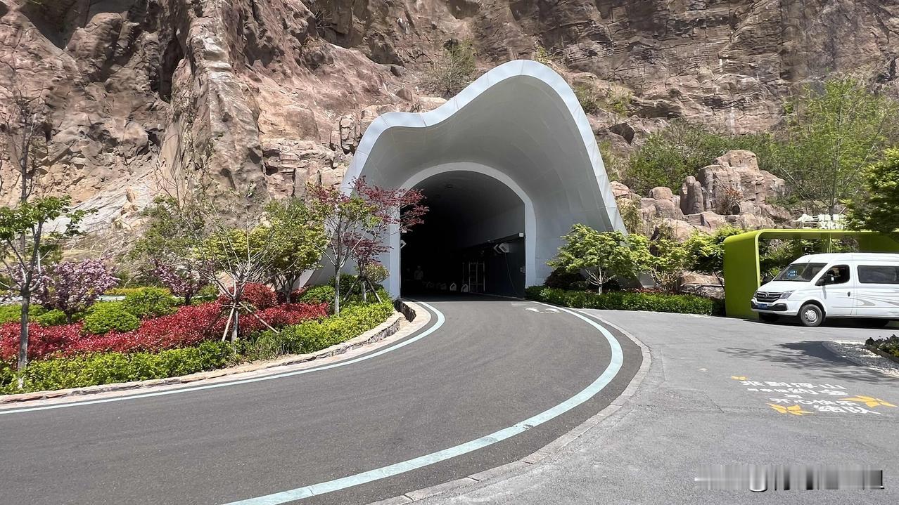 青岛浮山森林公园，山东头西门精华段景区，最好走的线路，从入门口处的叠翠湖开始，然