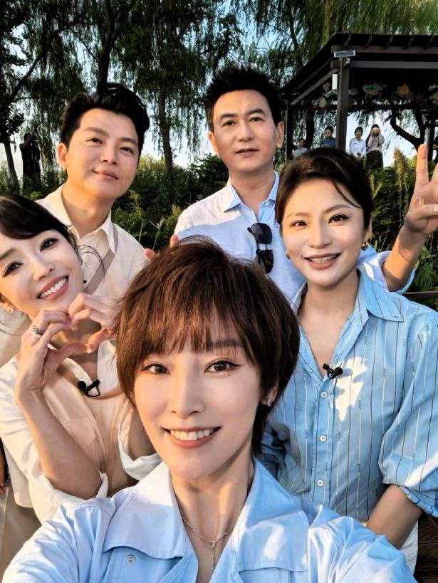 官宣！央视秋晚会主持人名单新鲜出炉，大部分熟面孔继续坐镇舞台，唯独谢娜不再出现在