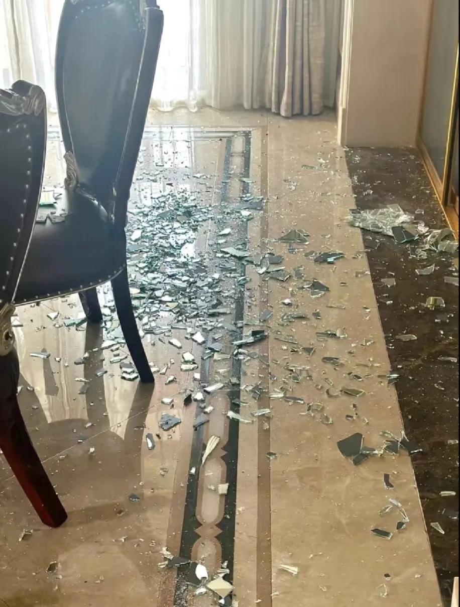 看着这满地玻璃碴子，突然鼻子一酸——这不就是我现在的日子吗？有房，可家里永