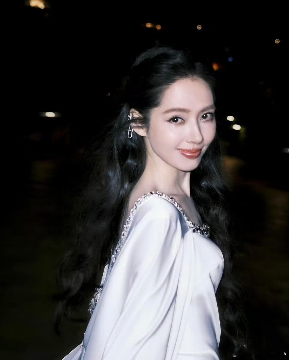 不查不知道，一查才明白，郭碧婷嫁进豪门6年，没在房产证上挂向家名，自己买下半山豪