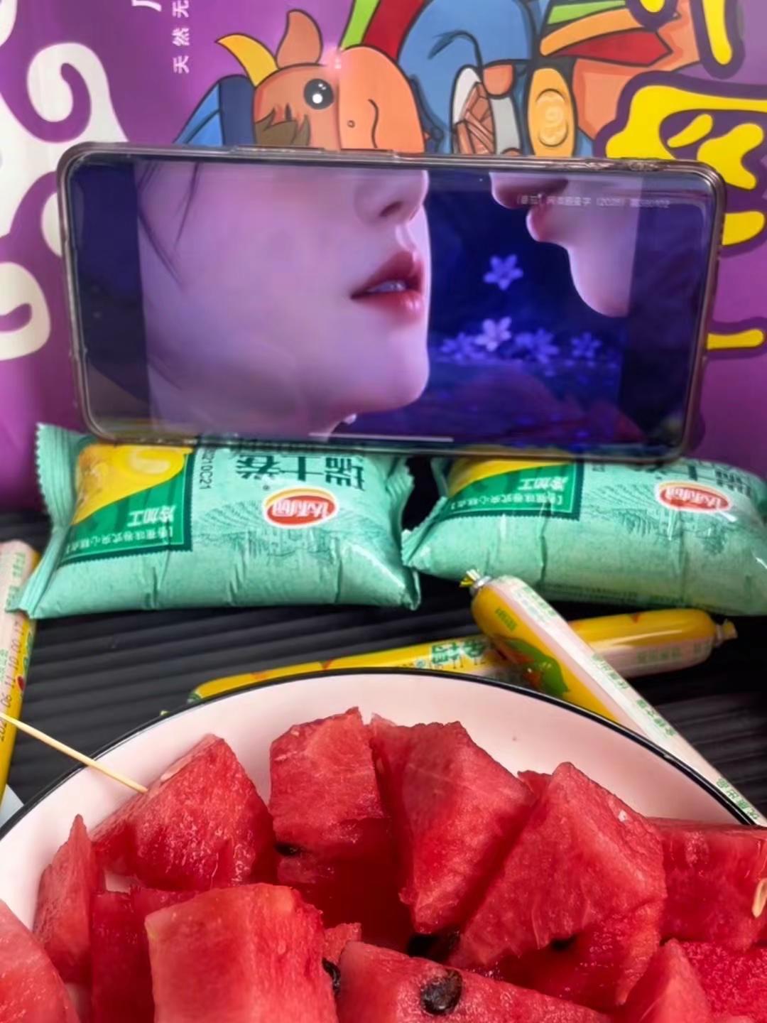 发朋友圈不一定有人懂但发一定有人懂。平躺追剧漫剧漫剧推荐ai漫剧