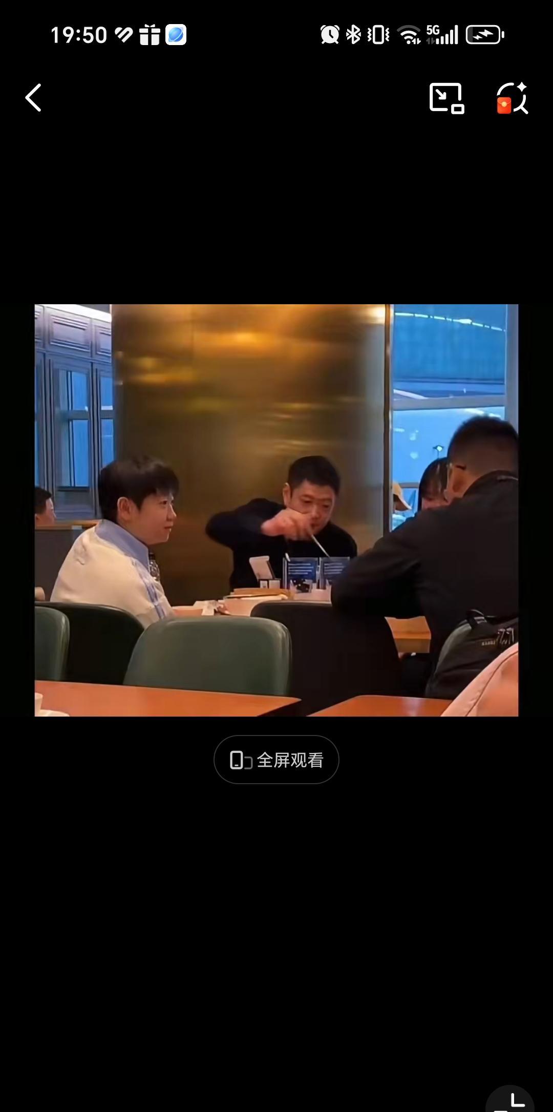 10月8日孙颖莎香港转机，等待的时候干什么了，特别充实。先是和邱贻可教练，王翔体