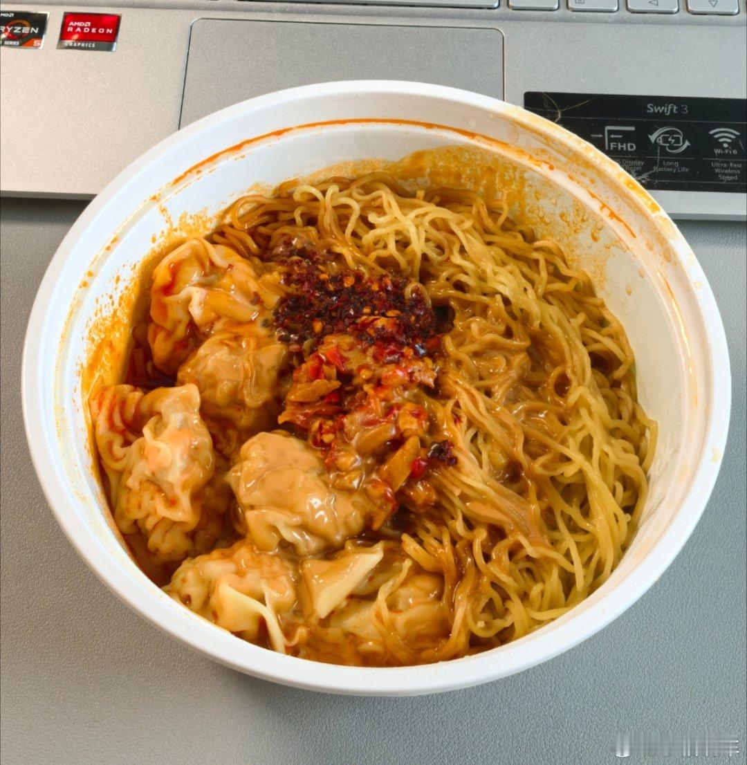 今天中午吃袁记云饺，加了麻酱以后更香了​​​